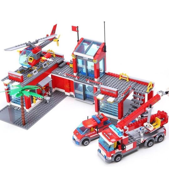 Brandweerkazerne | Brandweerwagens | Brandweer helikopter | Brandweerman | Fireman | Vrachtwagen | Bluswagen | Ladderwagen | Brand blussen | Politie | Hulpverleners | compatibel met grote merken | 774 Onderdelen | Geschikt voor LEGO